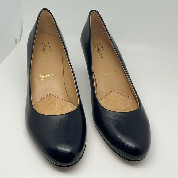 Trotters Leather Classic Slip On Pumps Dark Blue Kitten Heels Size 9.5 - NEW - Picture 2 of 11